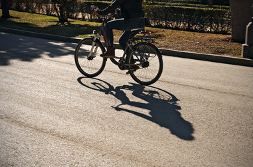 Fototapeta na wymiar Cyclist in the park