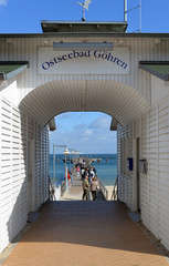 Fototapeta premium Durchgang zur Seebrücke Göhren auf Rügen