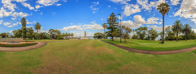 Panoramaaufnahme des Kings Park in Perth mit State Park memorial fotografiert tagsüber bei blauem Himmel im Sommer 2015
