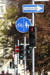 Verkehrsampel auf rot  geschaltet,Verkehrszeichen