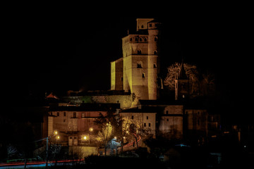 veduta notturna del torrione di Serralunga d'Alba