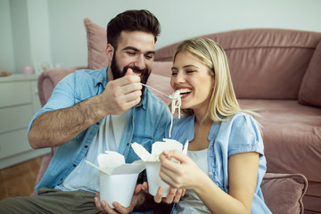 Obraz na płótnie Canvas Couple eating spaghetti