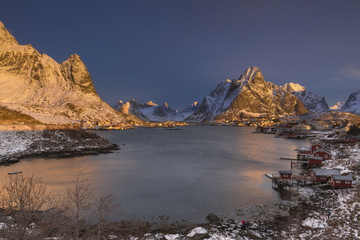 Sonnenaufgang über Reine auf den Lofoten in Norwegen