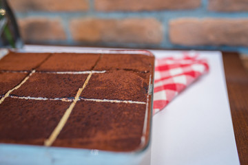 Italienisches frisches Tiramisu mit Kakao  