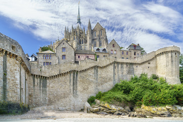 Fototapeta premium Christliche Bastion im Meer: Mont Saint Michel an der Grenze zwischen Bretagne und Normandie