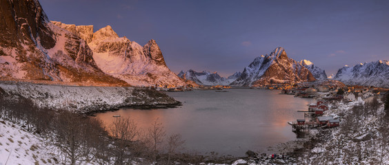 Reine auf den Lofoten in Norwegen zum Sonnenaufgang als Panoramabild