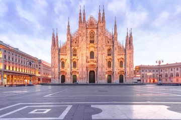 Fotobehang Milaan Piazza del Duomo, Kathedraalplein, met de kathedraal van Milaan of Duomo di Milano in de ochtend, Milaan, Lombardia, Italië