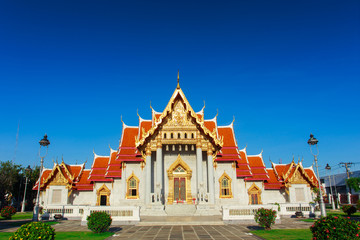 Fototapeta premium The Marble Temple, Wat Benchamabopit Dusitvanaram in Bangkok, Thailand