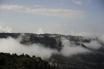 Fototapeta na wymiar montañas con nubes