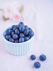 Frische Heidelbeeren in einer weißen Schale 