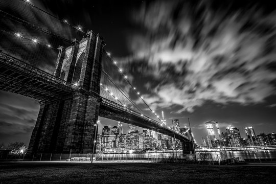 Fototapeta Under the Brooklyn Bridge loooking at New York City skyline (B&W)