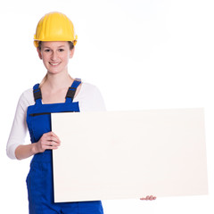 Frau in Handwerker-Kleidung mit einer Tafel für Text 