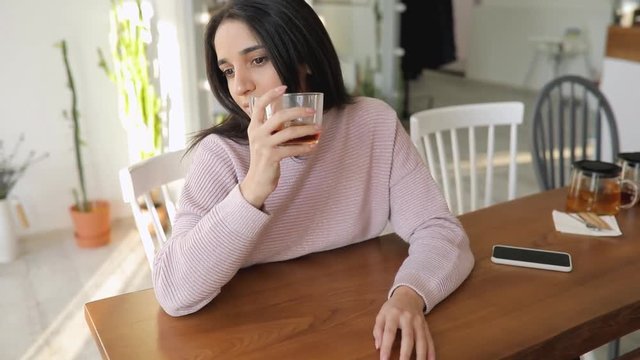 Beautiful woman drinking tea in a cafe