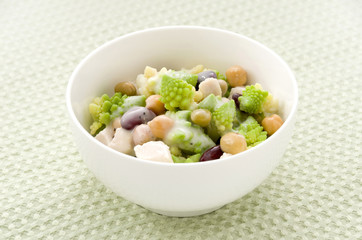 ロマネスコとミックスビーンズのサラダ