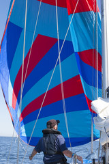 Spinaker setzen auf einer Segelyacht