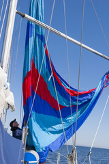 Spinaker setzen auf einer Segelyacht