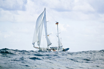 Fototapeta premium Segelyacht auf hoher See im schweren Seegang