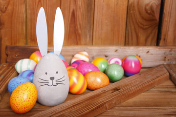 osterhase mit bunten eiern