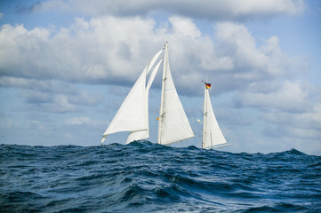 Segelyacht auf hoher See im schweren Seegang