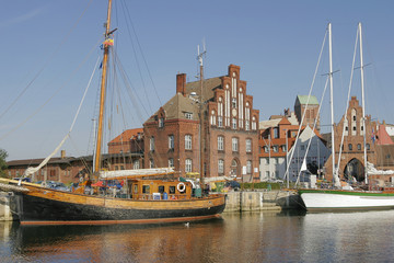 Der Hafen von Wismar, Mecklenburg-Vorpommern,Deutschland, mit traditionellen Segelschiffen