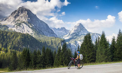 Fototapeta na wymiar Mountainbike fahren im Karwendel in Österreich