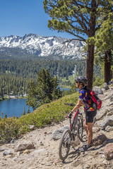 Naklejka premium Mountainbike fahren in Mammoth Lakes, Sierra Nevada, Californien, USA