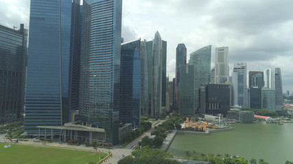 Fototapeta premium ANTENA: Oszałamiająca panorama wysokich wież handlowych i zielonych alei.