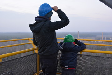 Vater und Sohn auf dem Besucherbergwerk