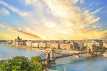 Fototapeta premium Beautiful view of the Hungarian Parliament and the chain bridge in Budapest, Hungary