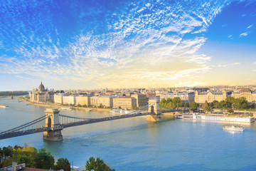 Fototapeta premium Beautiful view of the Hungarian Parliament and the chain bridge in Budapest, Hungary
