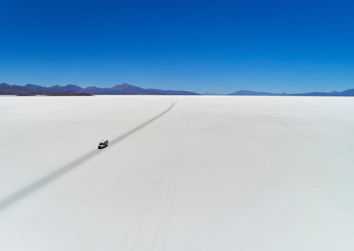Recreational vehicle, travelling across salt flats, Salar de Uyuni, Uyuni, Oruro, Bolivia, South America