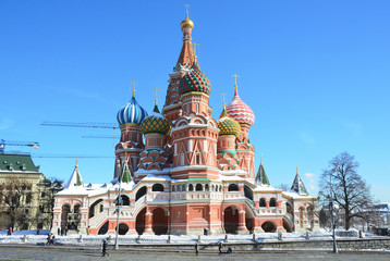 Храм Василия Блаженного в Москве ранней весной на фоне синего неба