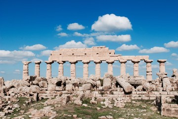 Fototapeta na wymiar architecture romaine sur les terre de sicile avec un ciel bleu et des nuages