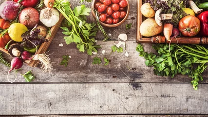 Keuken spatwand met foto Biologische groenten gezonde voeding concept op houten achtergrond © sebra