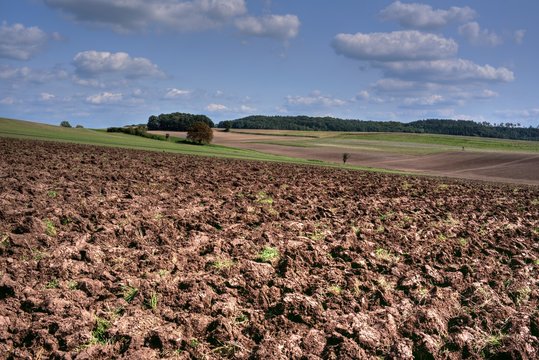 Landschaft gepfl&uuml;gtes Feld im Herbst