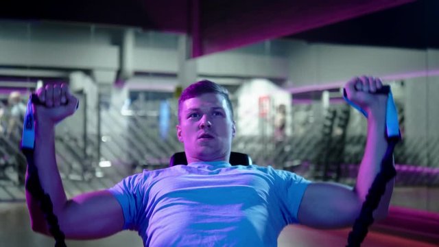 Man doing bodybuilding training in a gym.