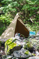 豊かな自然の中のテント（キャンプ・旅のイメージ）