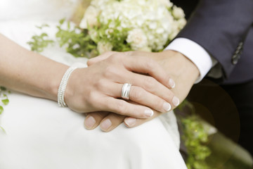 Obraz na płótnie Canvas Hands with wedding ring