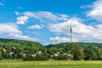 Dresdner Fernsehturm über der Elbe © Mattoff