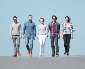 Obraz premium team of confident friends go ahead