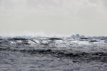 Hohe Wellen im Meer an der spanischen nordwestlichen Küste