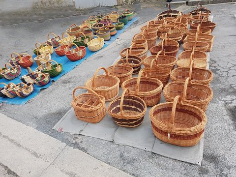 exposition de paniers au march&eacute; d'Issigeac
