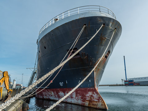 schiffsbug im Hafen