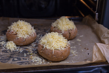 Gefülltes Brötchen im Backofen