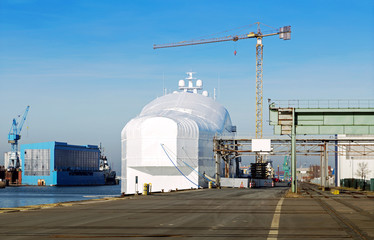 Obraz premium Hafen mit Werft und Schiffsneubau in Bremerhaven, Norddeutschland