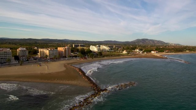 Drone en Playa Torrenostra en Torreblanca, localidad de Castellón en la Comunidad Valenciana, España. Video aereo con Dron