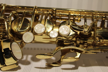 Saxophon auf Notenpapier