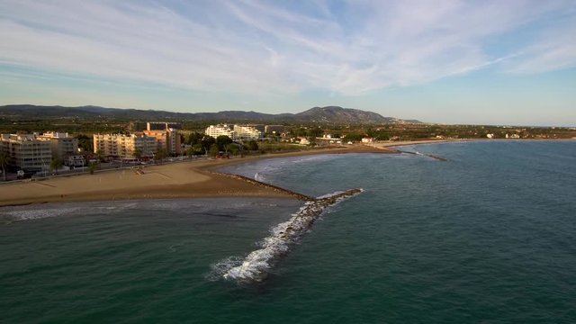 Drone en Playa Torrenostra en Torreblanca, localidad de Castellón en la Comunidad Valenciana, España. Video aereo con Dron