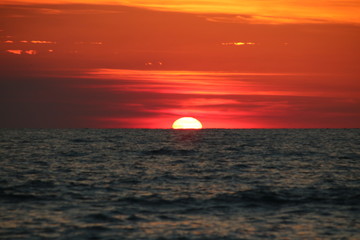 Fototapeta na wymiar mer coucher soleil orange ete