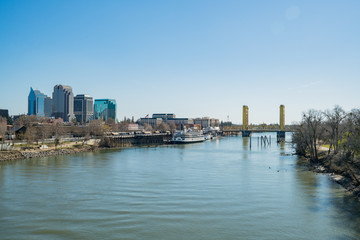 Obraz premium Popołudniowy widok na panoramę Sacramento z rzeką Sacramento
